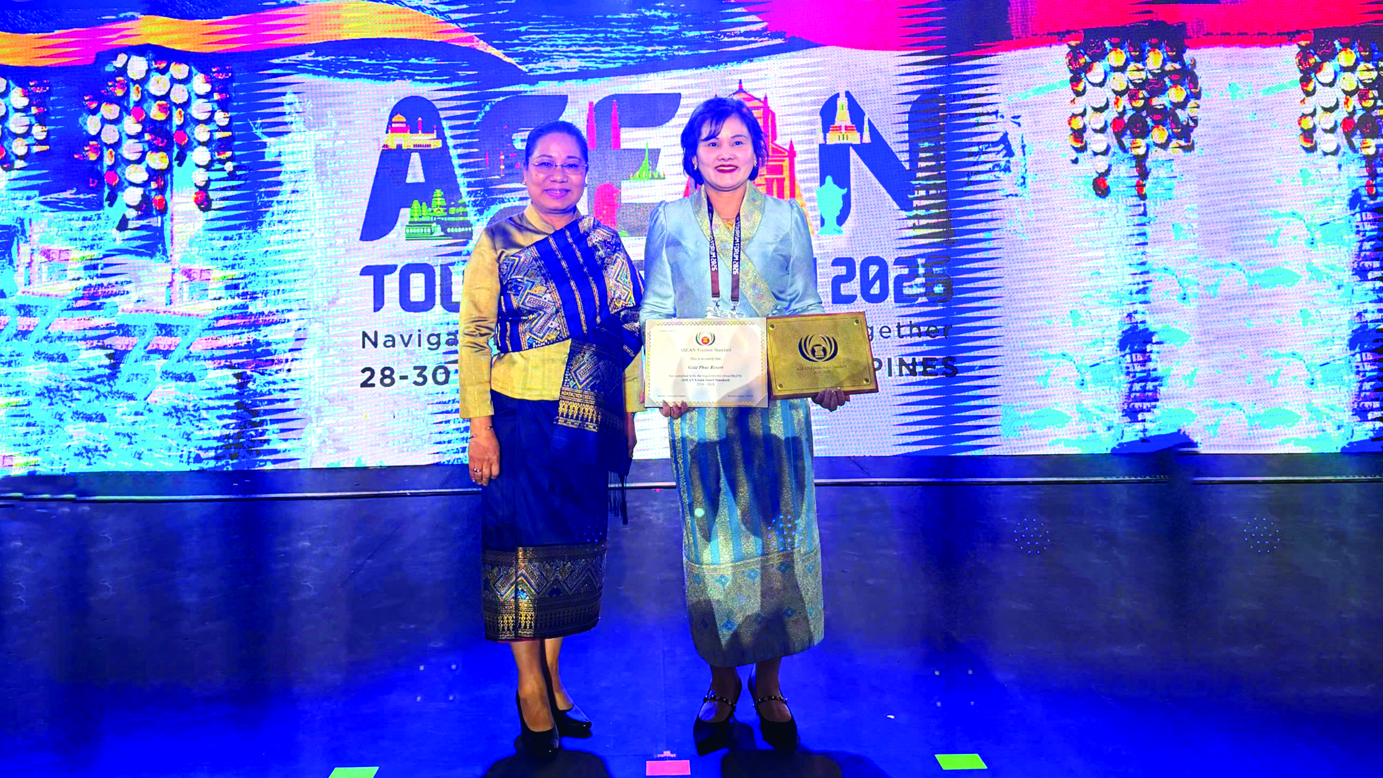 Bà Phạm Thị Minh Hường (bên phải ảnh) đại diện Gold Phuc Resort nhận giải thưởng Khách sạn Xanh ASEAN 2026 tại Philippines.